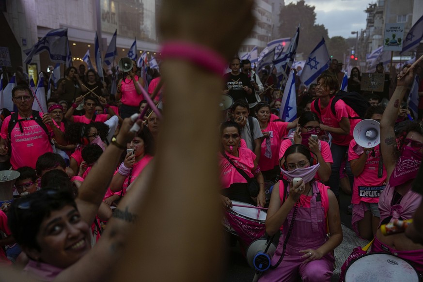 Israelis protest against plans by Prime Minister Benjamin Netanyahu&#039;s government to overhaul the judicial system in Tel Aviv, Israel, Saturday, June 17, 2023. (AP Photo/Ariel Schalit)