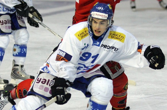 Der Langnauer Curtis Murphy, links, wird gebremst vom Klotener Robin Grossmann, rechts, beim Eishockey Meisterschaftsspiel der National League A zwischen den SCL Tigers und den Kloten Flyers, am Freit ...