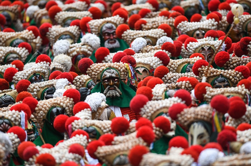 23.02.2020, Baden-Württemberg, Elzach: Hunderte Narren der Elzacher Schuttig laufen beim traditionellen Schuttigsprung durch die Hauptstraße. Der Schuttig ist die traditionelle Elzacher Fasnetsfigur.  ...