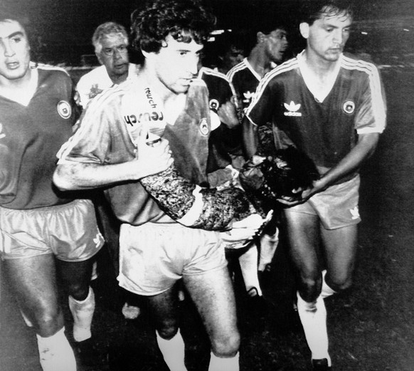 Der chilenische Torhueter Roberto Rojas wird, angeblich von einem Feuerwerkskoerper getroffen, von seinen Mitspielern vom Platz getragen, aufgenommen am 3. September 1989 beim WM-Qualifikationsspiel B ...