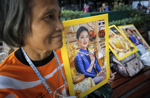 epa10373462 A Thai well-wisher holds a portrait of Thai Princess Bajrakitiyabha as she prays for her recovery, outside the Chulalongkorn Memorial Hospital in Bangkok, Thailand, 19 December 2022. Thai  ...