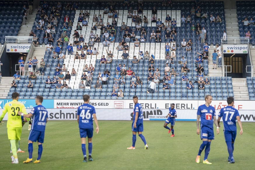 Bis zu 1000 Zuschauer duerfen im Stadion dabeisein, beim Super League Meisterschaftsspiel zwischen dem FC Luzern und dem FC Servette Genf vom Samstag, 27. Juni 2020 in Luzern. (KEYSTONE/Urs Flueeler)