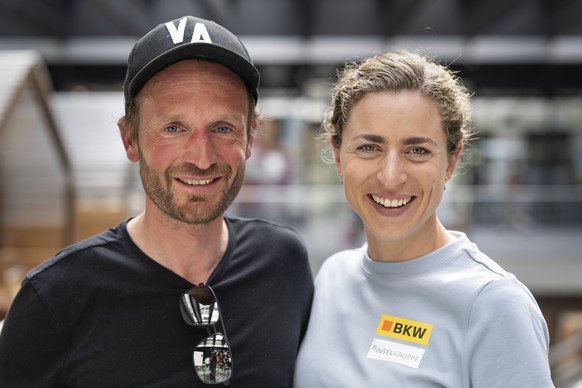 Die Berner Radrennfahrerin Marlen Reusser, rechts, und ihr Partner und Coach Hendrik Werner aus Deutschland, am Rand eines Mediengespraechs, am Dienstag, 10. Juni 2025 in Bern. Vom 12. - 15. Juni best ...