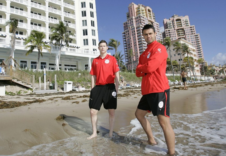 Die Schweizer Fussball Nationalspieler Stephan Lichtsteiner, links, und Boris Smiljanic stehen am Mittwoch, 21. Maerz 2007, am Strand vor dem Pelican Beach Resort Hotel in Fort Lauderdale, Florida. Di ...