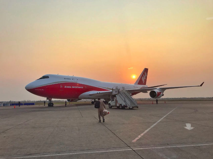 Diese Boeing 747-400 wurde vom Passagierflugzeug zum Löschflugzeug umfunktioniert.