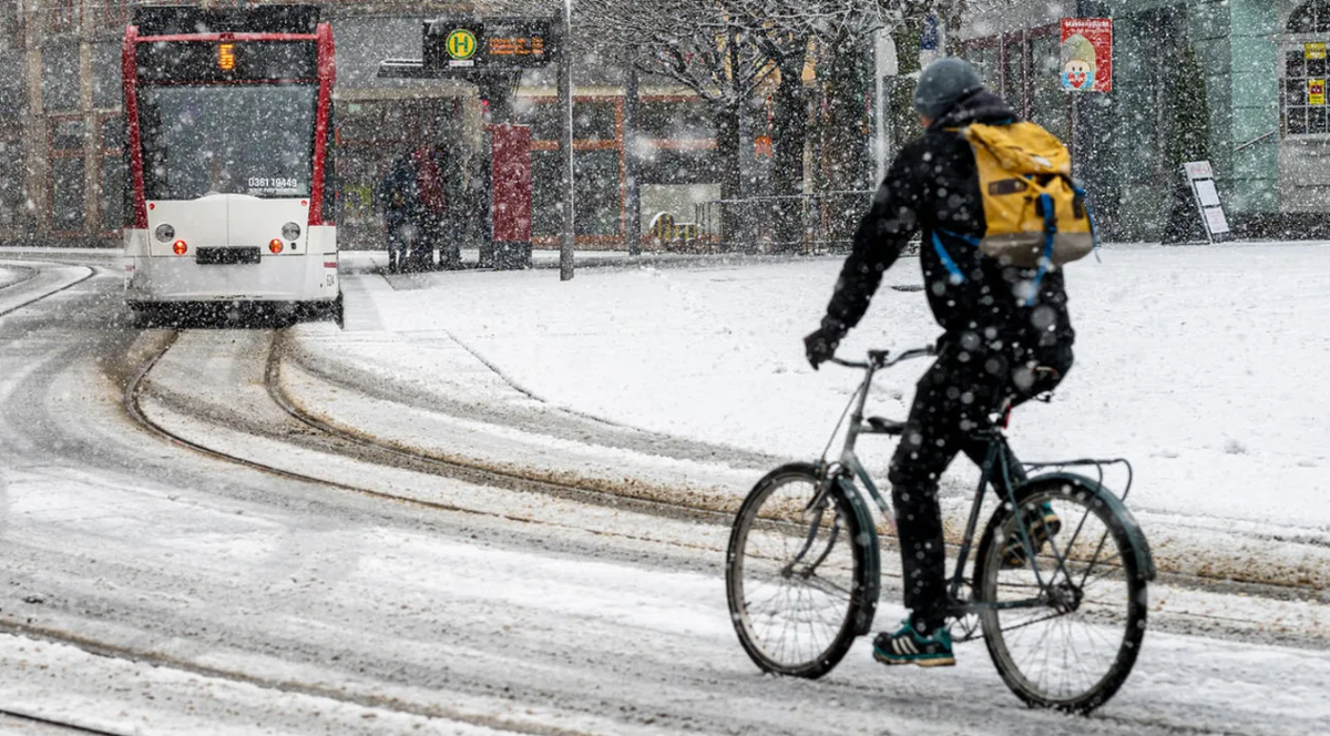 Radfahren im Winter: Bei Schnee und Blitzeis wird es besonders heikel.