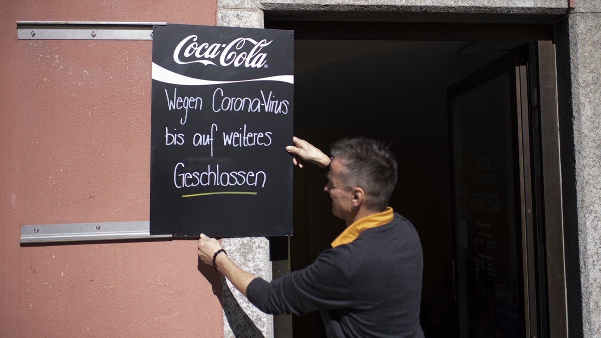 Chef Linus Caduff haengt ein Schild vor das Cafe Arcas mit der Aufschrift "Wegen Coronavirus bis auf weiteres geschlossen", am Montag, 16. Maerz 2020, in Chur. Die Buendner Regierung hat bes ...