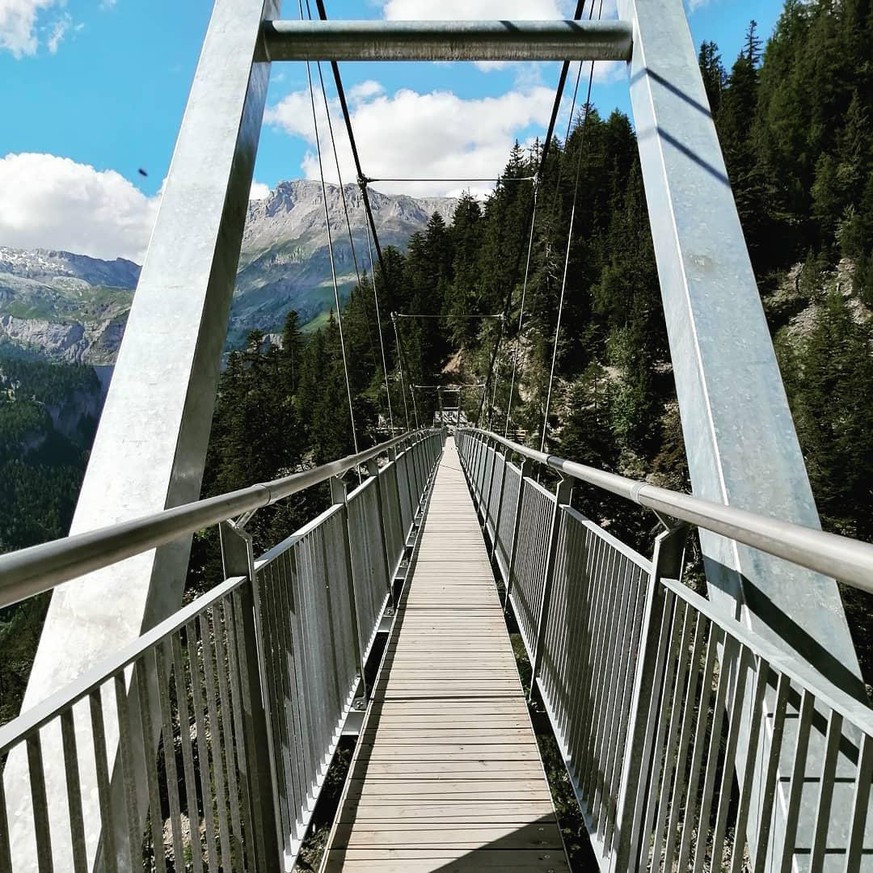 Eine der neusten Fussgängerhängebrücken der Schweiz: Das 120 Meter lange Exemplar entlang der eindrücklichen Bisse du Ro bei Crans-Montana.
