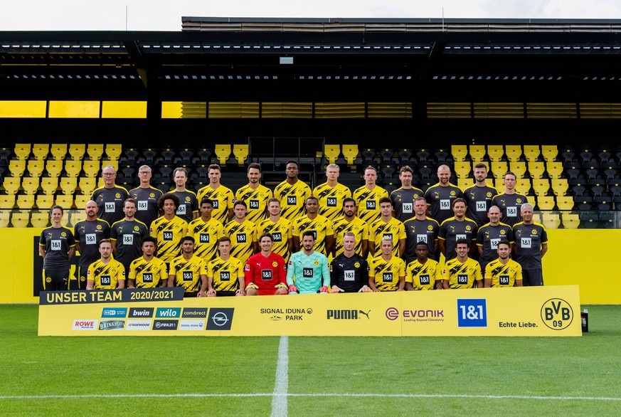 Offizieller Mannschaftsfoto Termin Borussia Dortmund 2020 Borussia Dortmund 1.BL, Porträttermin 2020/2021, Mannschaftsfoto, o.v.li. Zeugwart Frank Graefen BVB, Physiotherapeut Olaf Wehmer BVB, Vereins ...