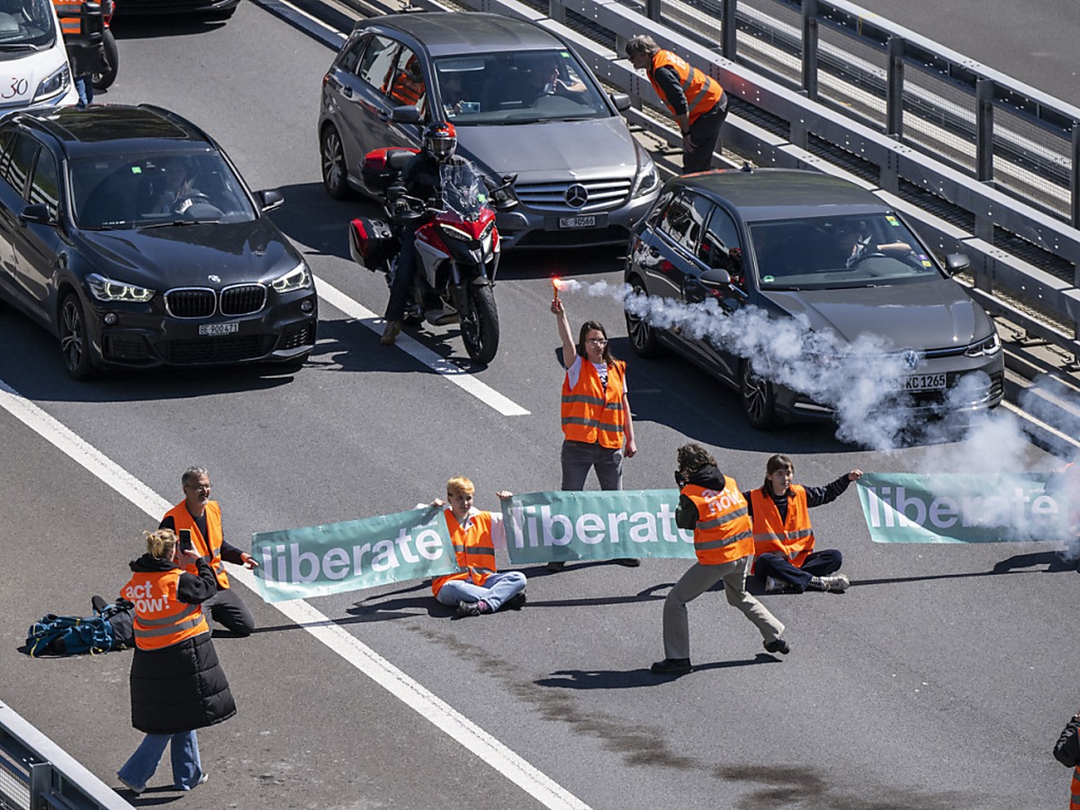 Nouvelle action de protestation de Renovate Switzerland, en plein trafic au Gothard.