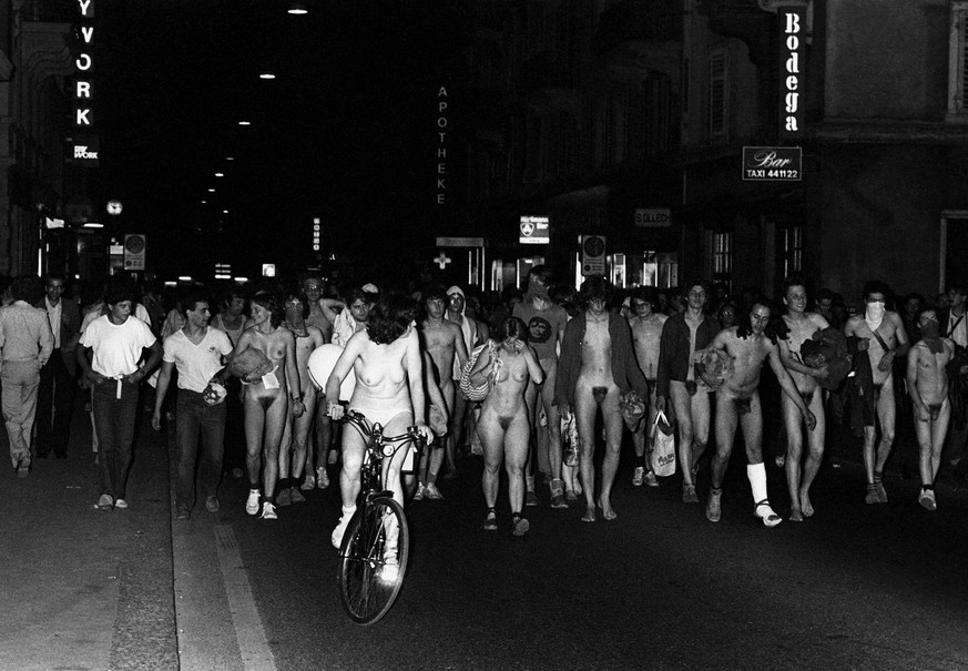 Anti-Spiesser in Zürich im Jahre 1980:&nbsp;Nacktdemo am 15. Juni im heissen Sommer 1980. Die Jugendunruhen in Zürich begannen am 30. Mai mit Protesten gegen die Subventionierung des Opernhauses, da Millionen für die «etablierte», aber wenig für «alternative» Kultur ausgegeben werden.