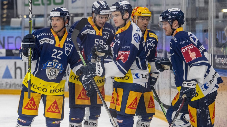 Die Zuger mit Gregory Hofmann, mitte, feiern das 3:1 beim Spiel 1 des Playoff 1/4 Finalspiel der Eishockey Meisterschaftsspiel der National League zwischen dem EV Zug und dem SC Bern vom Dienstag, 13. ...