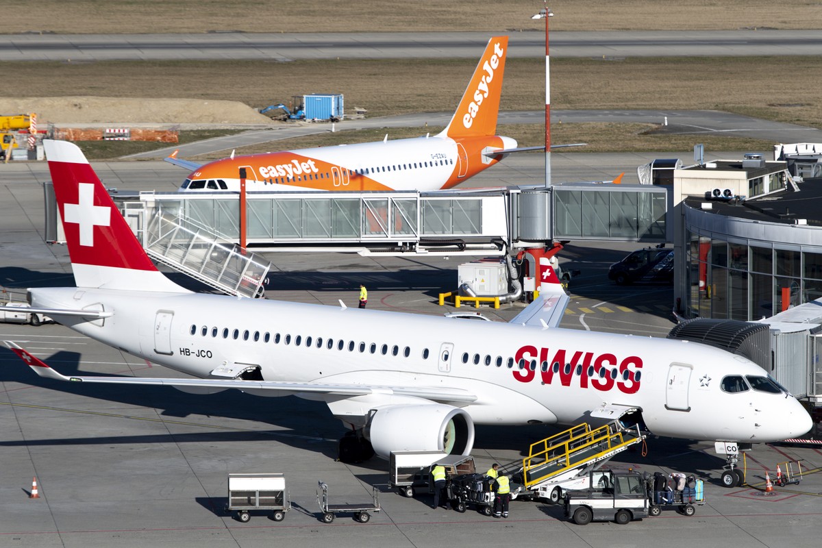Un avion de la compagnie Swiss International Air Lines et EasyJet sur le tarmac ce lundi 24 fevrier 2020 a l'aeroport de Geneve. L'aeroport international de Geneve, couramment appele aeropor ...