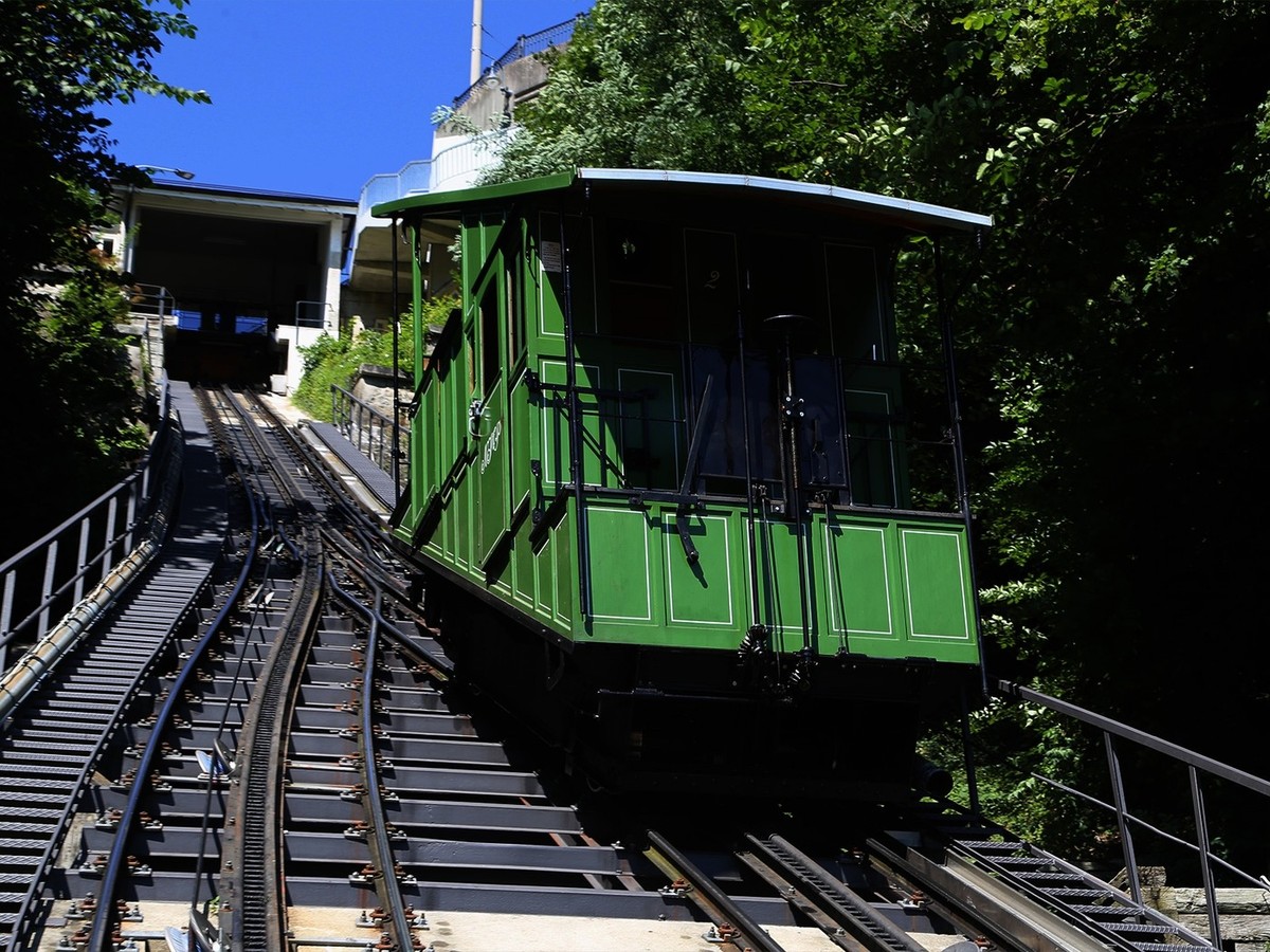 Le funiculaire de Fribourg avec son «aiguillage d’Abt» au milieu du tracé, sur lequel se croisent les cabines.
https://commons.wikimedia.org/wiki/File:Standseilbahn_Fribourg-3.jpg