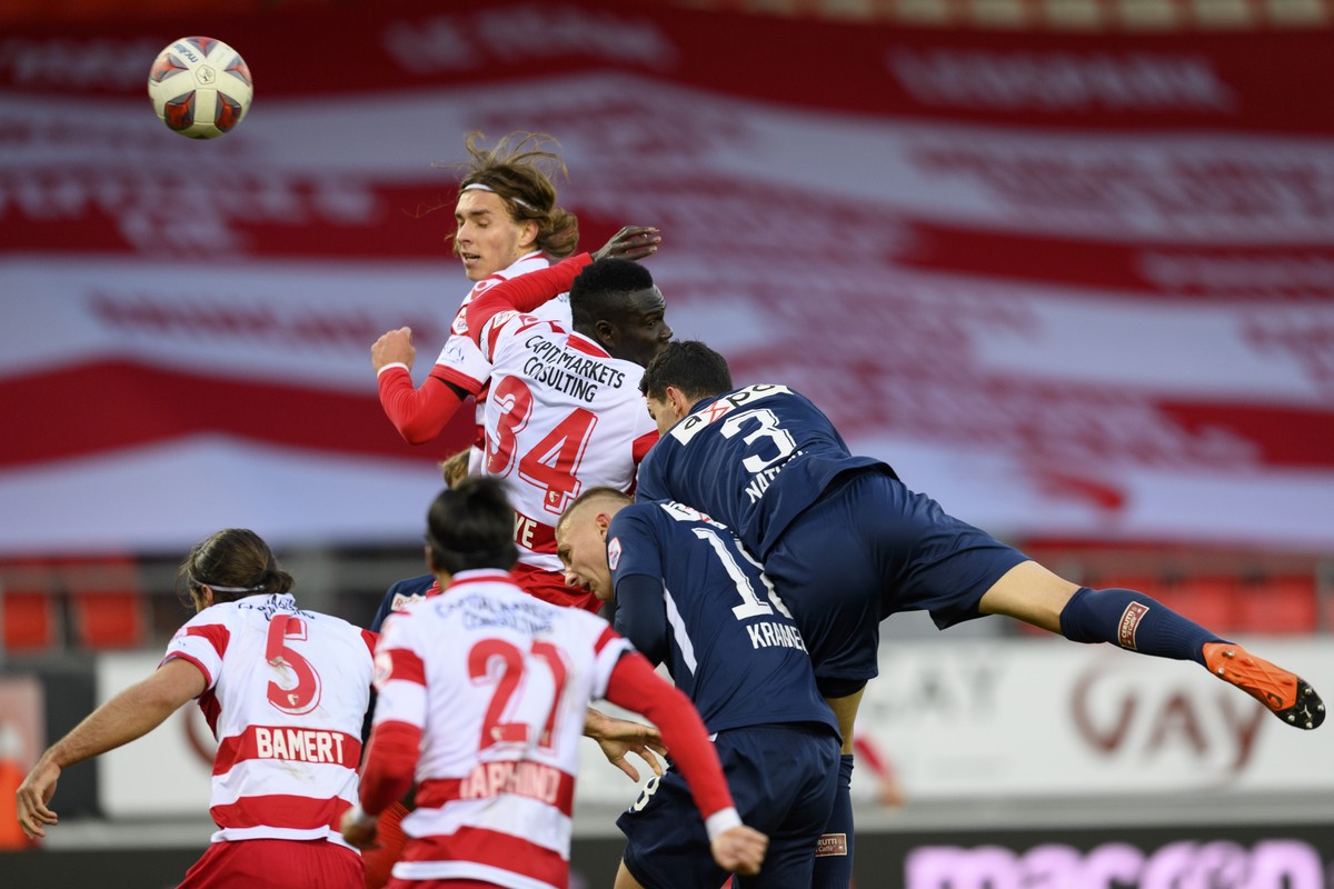 l'attaquant zuerichois Blaz Kramer, deuxieme depuis la droite, et le defenseur zuerichois Nathan, droite, luttent pour le ballon avec les joueurs valaisans, de gauche a droite, Jan Bamert, Dennis ...