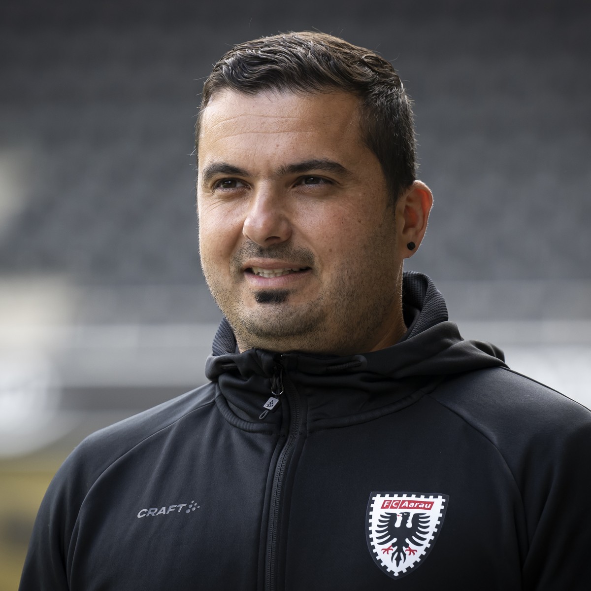 Trainer Brunello Iacopetta (FC Aarau) reagiert kurz vor dem Fussball Testspiel zwischen dem BSC Young Boys und dem FC Aarau, im Stadion Wankdorf in Bern, am Samstag, 13. Juli 2024. (KEYSTONE/Anthony A ...