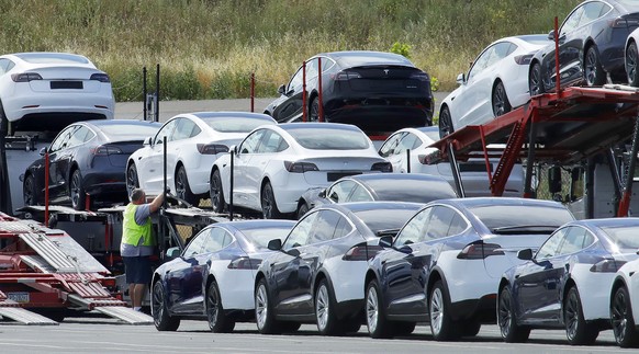 Teslas werden verschifft. Der Höhenflug von Elon Musk setzt die traditionellen Autohersteller unter Druck. 