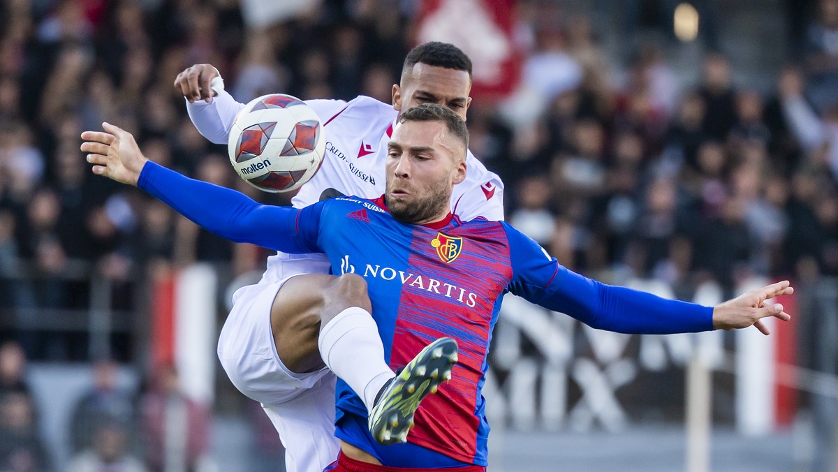 le defenseur valaisan Nathanael Saintini, gauche, lutte pour le ballon avec le joueur balois Pajtim Kasami, droite, lors de la rencontre du championnat de football de Super League entre le FC Sion et  ...