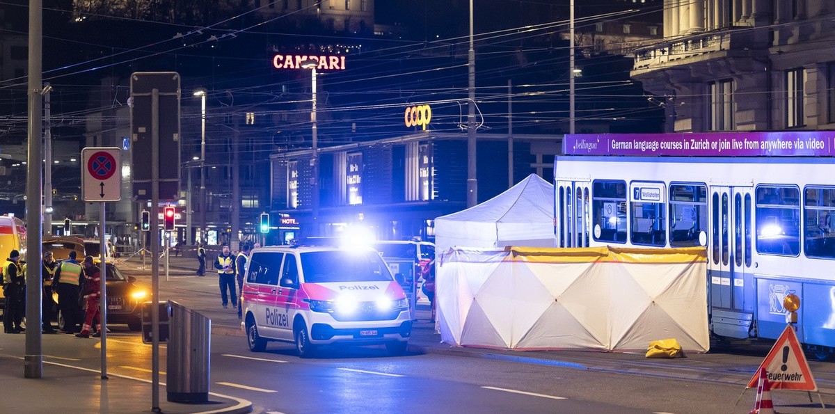 Einsatzkraefte der Polizei und Schutz &amp; Rettung Zuerich am Bahnhofplatz Zuerich HB, nach einem Unfall mit einem Tram des Zuercher Verkehrsverbunds ZVV, am Freitag, 8. Maerz 2024 in Zuerich (KEYSTO ...