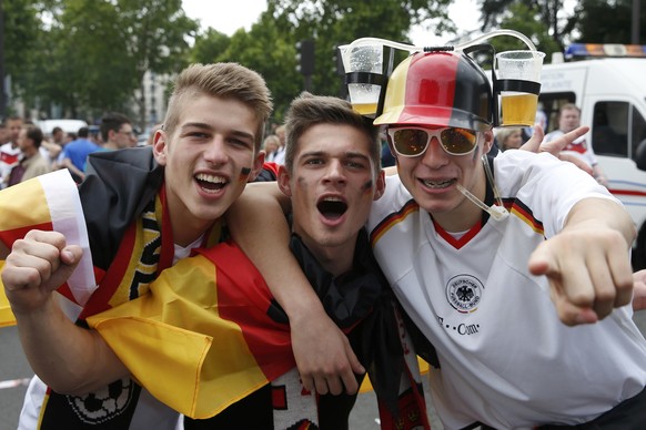 Football Soccer - Northern Ireland v Germany - Euro 2016 - Group C - Paris, France 21/6/16  Germany fans cheer near the Parc des Princes stadium.  REUTERS/Baz Ratner  