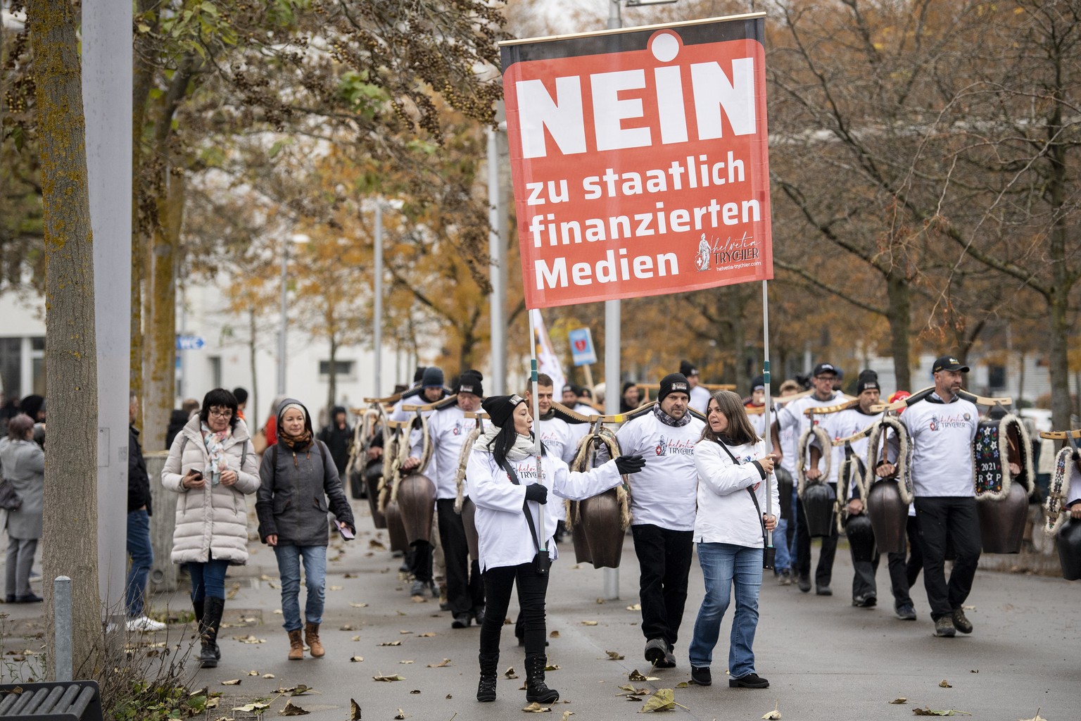 Menschen demonstrieren vor dem Schweizer Radio und Fernsehen (SRF) Gebaeude in Leutschenbach fuer &quot;Bildung fuer Alle - Medien haben zu viel Macht, Stopp Manipulation, Stopp Volksspaltung, Stopp Z ...