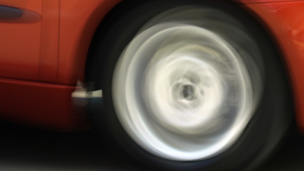 motorradfahrer-st-rzt-in-a8-tunnel-vor-wohnmobil-und-stirbt