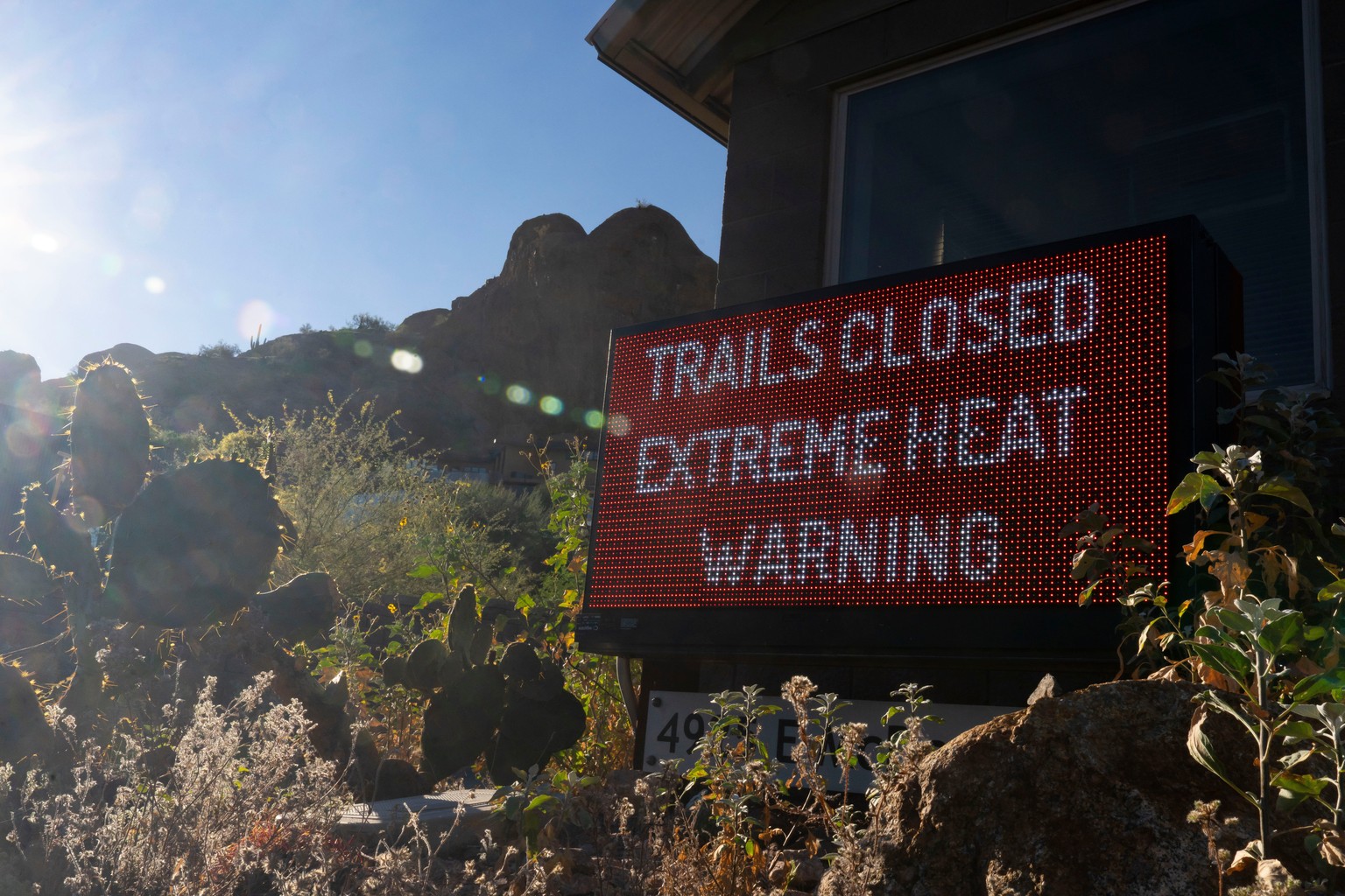 A sign warns hikers of trail closures due to extreme heat at Camelback Mountain on Thursday, March 19, 2026, in Phoenix. (AP Photo/Rebecca Noble)
APTOPIX Arizona Severe Weather