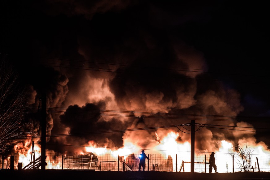 Ein Reifendepot steht in Flammen, spaetabends am Samstag, 19. Dezember, in Mendrisio. Am Samstagabend gegen 22 Uhr ist in Mendrisio ein Feuer in einem Reifendepot ausgebrochen. Die Behoerden rueckten  ...