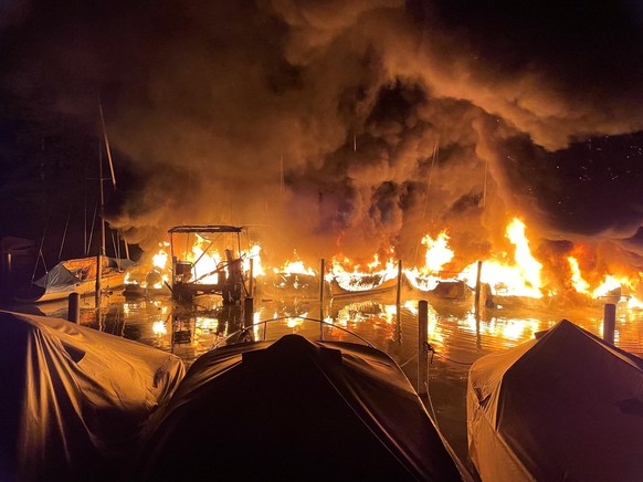 Grossbrand zerstört im Segelhafen von Lachen SZ zehn Schiffe