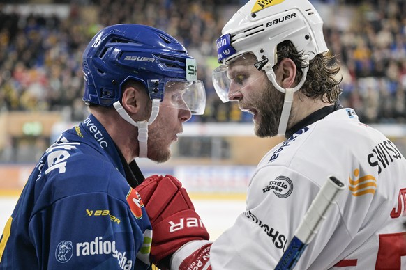 Enzo Corvi (HCD), links, und Nicklas Jensen (SCRJ) o, Zwiegespraech auf der Bank, im Eishockey Spiel der National League zwischen dem HC Davos, HCD, und dem SC Rapperswil-Jona, SCRJ, am Samstag, 1. No ...