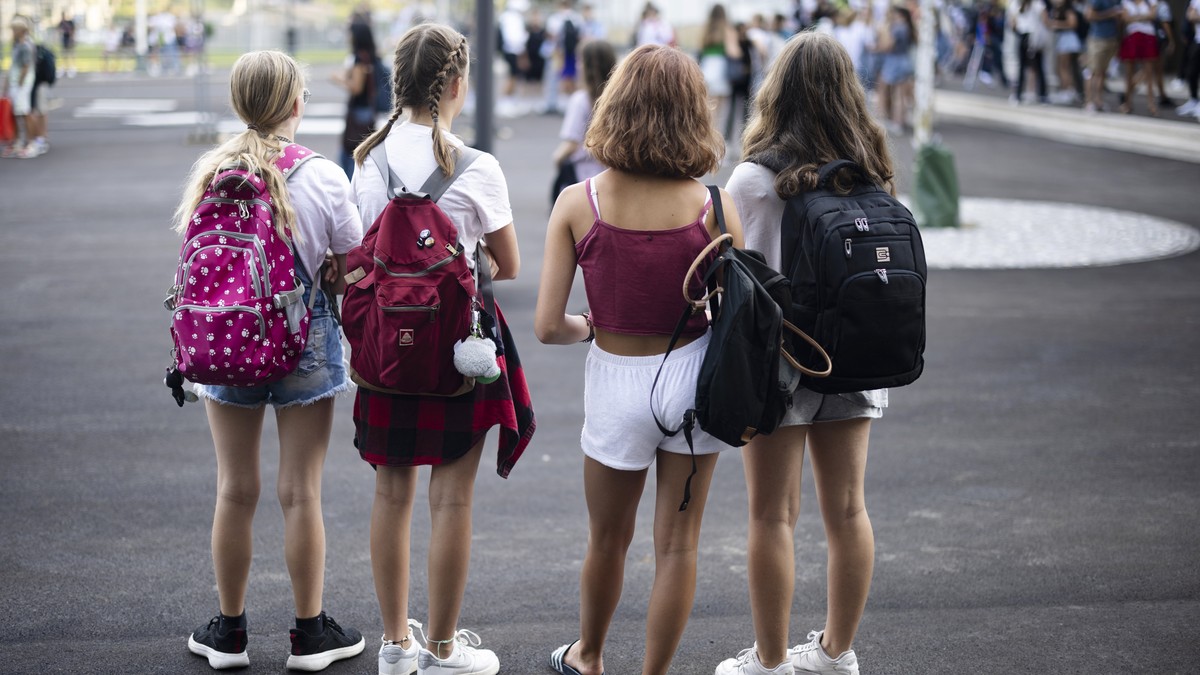 Jugendliche warten am ersten Schultag auf dem Pausenplatz auf eine Ansprache von Schulvorsteher Filippo Leutenegger in der sanierten und instand gesetzten Schulanlage Hofacker der Schule Hirslanden am ...