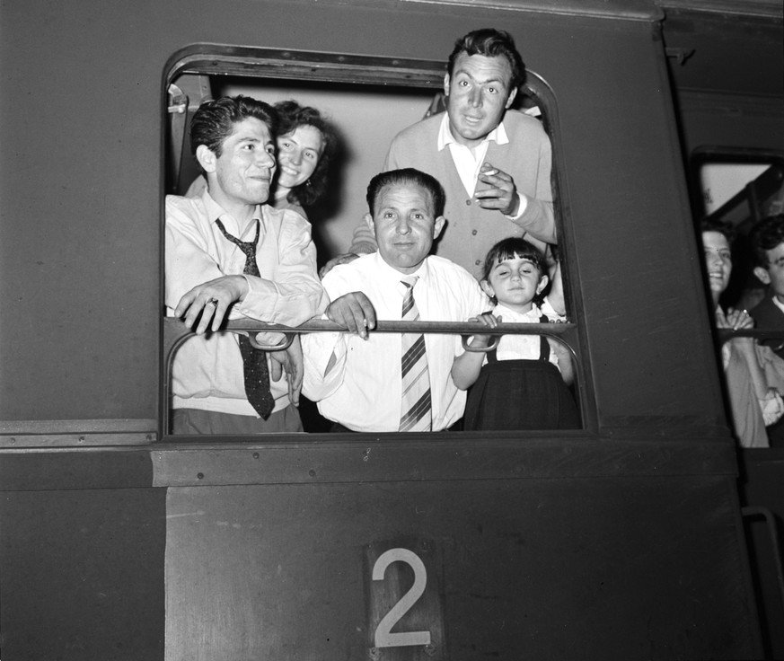 In der Schweiz lebende Italiener schauen am Zuercher Hauptbahnhof aus einem Extrazug nach Italien, wo sie an den Wahlen in ihrem Heimatland teilnehmen werden, aufgenommen am 24. Mai 1958. (KEYSTONE/PH ...