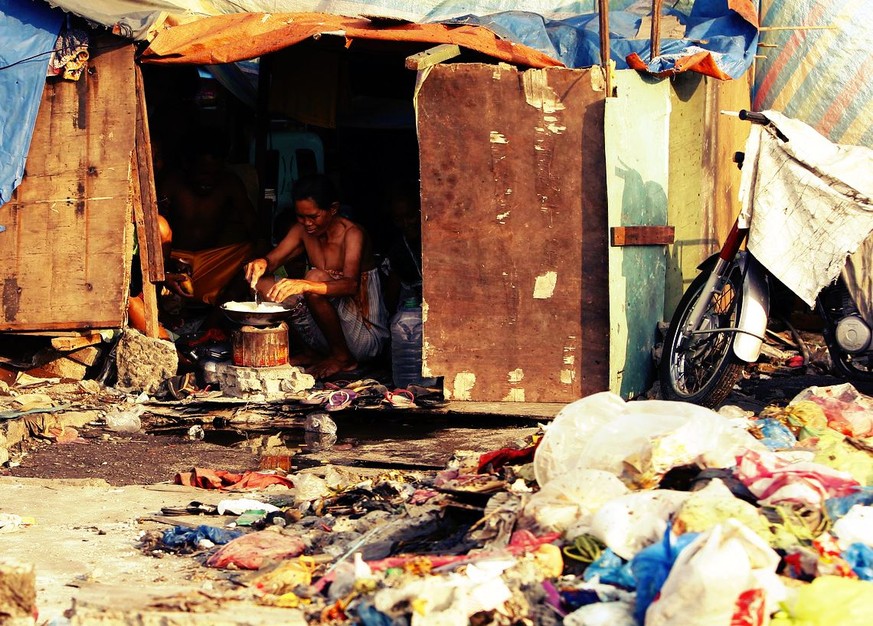 In den Slums von Manila: Filipinos bereiten in ihrer Hütte Essen zu.&nbsp;<br data-editable="remove">