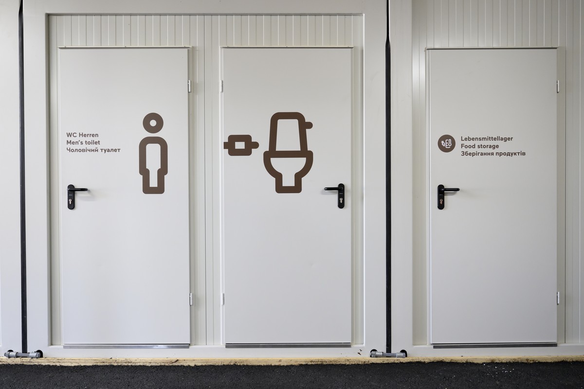 Container fuer die Toiletten und Lebensmittellager fotografiert waehrend einem Point de Presse der Stadt Bern zur Eroeffnung des Containerdorf fuer Ukraine-Fluechtlinge, am Mittwoch, 6. Juli 2022, auf ...