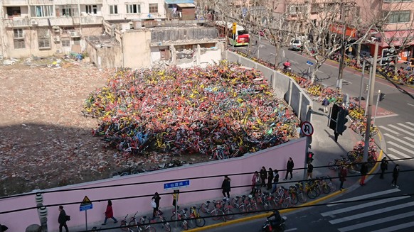 Abgang von oBike aus ZÃ¼rich â Stadt muss fÃ¼r Entsorgung der Ã¼brig gebliebenen Velos sorgen
Och die sollen die einfach auf einen Haufen werfen, so wie es die Chinesen auch machen. Dann kann jeder  ...