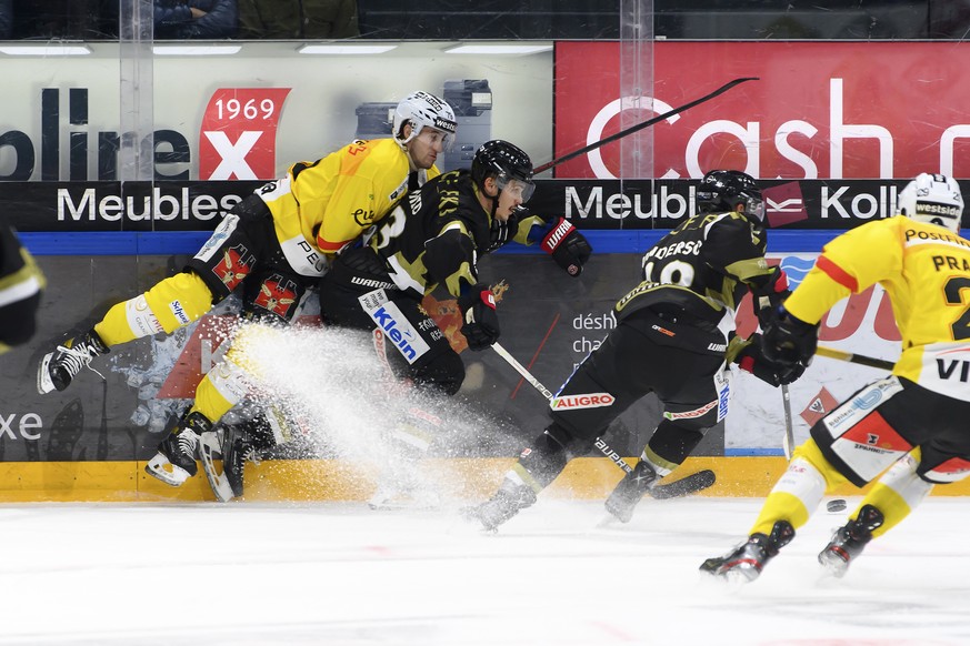 Berns Thierry Bader, Gotterons Sandro Schmid, Gotterons Ryan Gunderson, und Berns Vincent Praplan, von links nach rechts, kaempfen um den Puck, beim Eishockey Meisterschaftsspiel der National League A ...