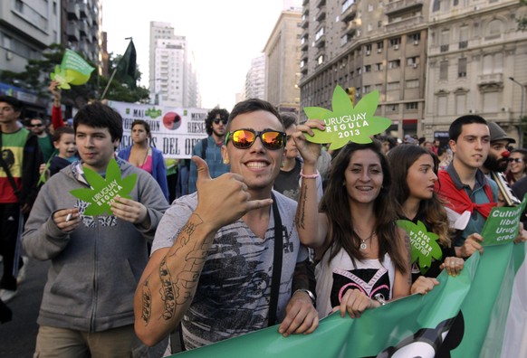 Uruguayer feiern die «last demonstration with illegal marihuana» im Jahr 2013 – mittlerweile ist der Eigenkonsum in dem lateinamerikanischen Land nicht mehr verboten.