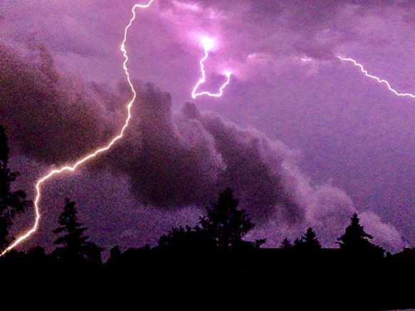 Lichtspiel am Nachthimmel: In der Nacht auf Dienstag haben sich allein im Kanton Thurgau rund 3000 Blitze entladen. Im Verlauf des Tages sorgten die Blitze zudem für Unruhe im Flugverkehr. (Symbolbild ...