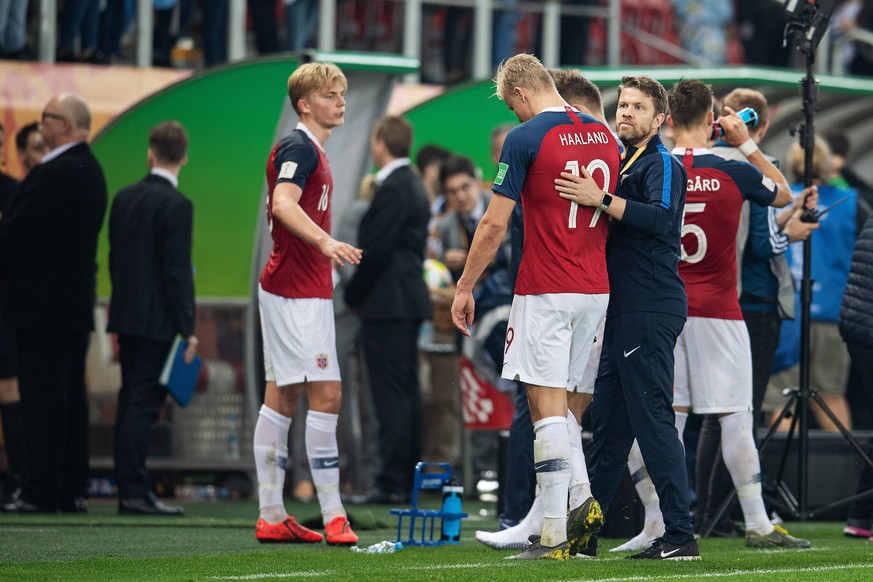 190524 Erling Braut Haaland and Pal Arne Â«PacoÂ» Johansen, head coach of Norway looks dejected after the FIFA U-20 World Cup football match between Uruguay and Norway on May 24, 2019 in Lodz. Photo:  ...