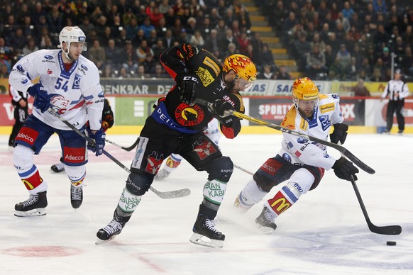 Berns Topscorer Andrew Ebbett, Mitte, im Kampf mit Zuerichs Topscorer Fredrik Pettersson, rechts, und Zuerichs Christian Marti, links, im fuenften Eishockey Playoff-Halbfinalspiel der National League  ...