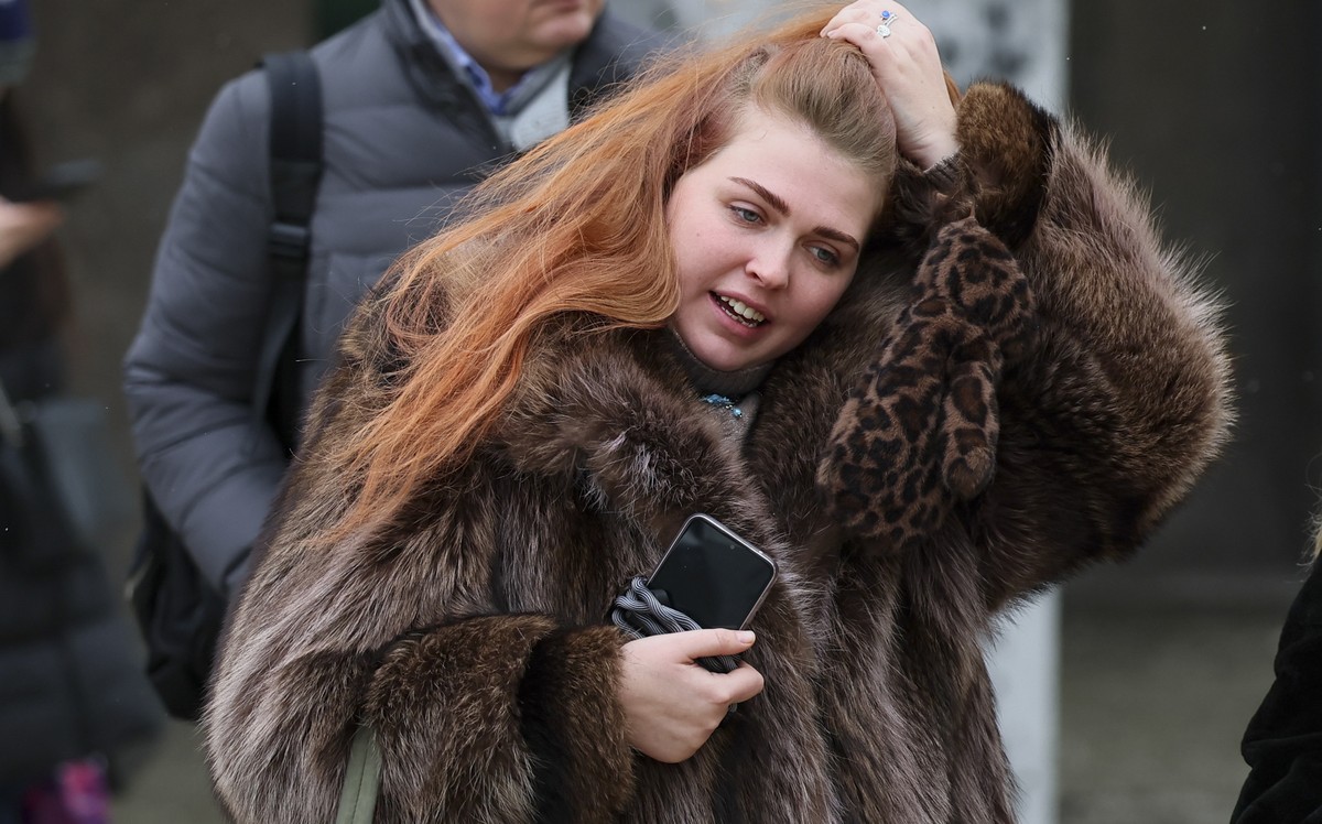 epa11973982 A woman wearing a fur coat walks on the street during a cloudy spring day in Moscow, Russia, 19 March 2025. The temperature decreased to plus 1 degree Celsius. EPA/YURI KOCHETKOV