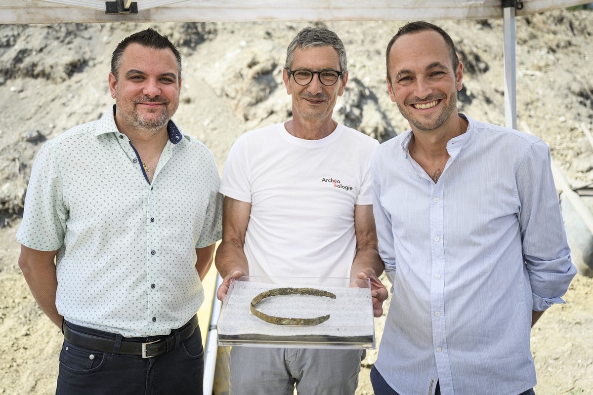 De gauche a droite, Sylvain Dumoulin, président de la commune de Savièse, François Mariéthoz, archéologue cantonal adjoint, et Mathias Reynard, conseiller d'Etat valaisan, avec un diadème trouve  ...