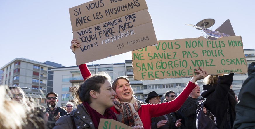 Des personnes manifestent pour protester contre une affiche de la campagne UDC de l&#039;initiative &quot;Le Valais d&#039;abord&quot; en vue des elections cantonales ce samedi, 18 fevrier 2017 a Sion ...