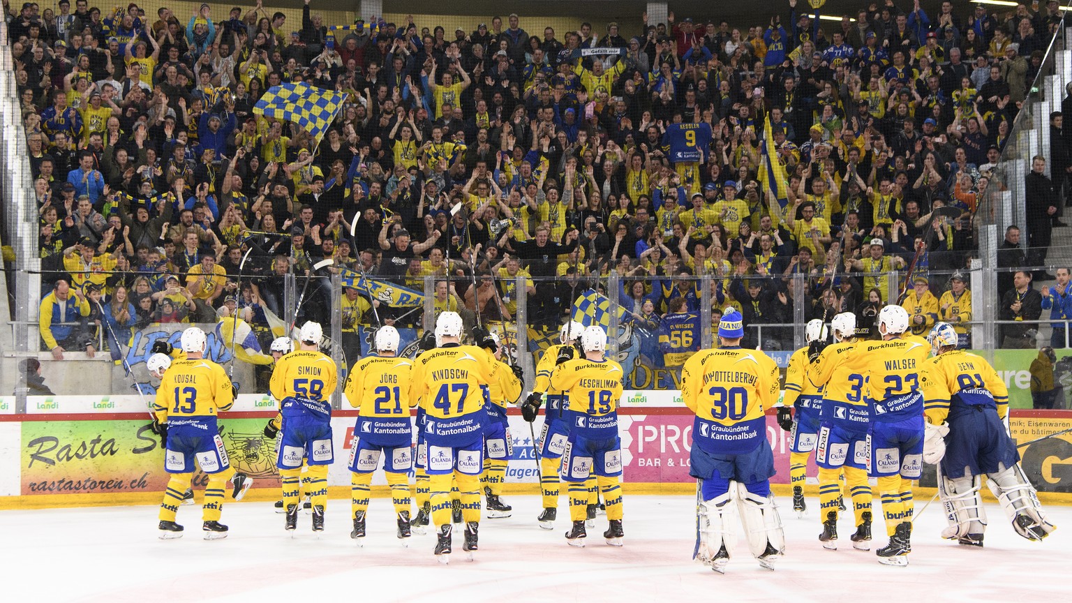 Fans und Spieler von HC Davos jubeln nach dem Sieg (5-2), im ersten Eishockey Playoff-Viertelfinalspiel der National League zwischen dem HC Biel und dem HC Davos, am Samstag, 10. Maerz 2018, in der Ti ...