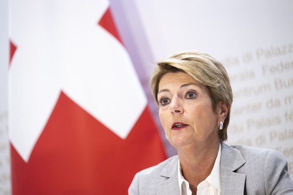 Bundesraetin Karin Keller-Sutter spricht an einer Medienkonferenz ueber die finanzpolitische Standortbestimmung zum Voranschlag 2026 und das provisorische Rechnungsergebnis 2024 am Mittwoch, den 12. F ...