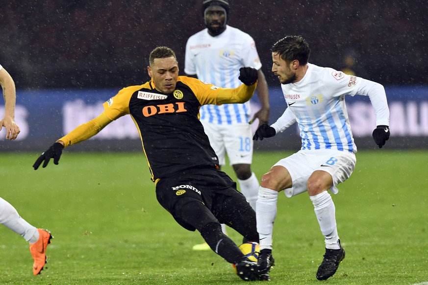 Der Zuercher Antonio Marchesano, rechts, gegen den Berner Guillaume Hoarau, links, beim Fussballspiel der Super League FC Zuerich gegen den BSC Young Boys im Stadion Letzigrund in Zuerich am Samstag,  ...