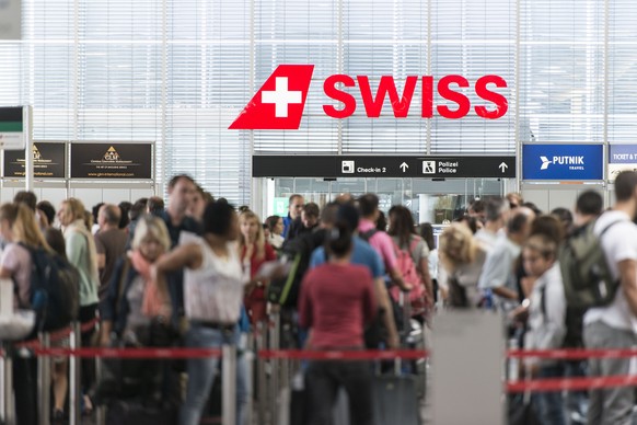 ARCHIVBILD ZUR MELDUNG, DASS DIE SWISS IM SOMMER UND HERBST WEITERE 676 FLUEGE STREICHT, AM DIENSTAG, 28. JUNI 2022 - Passengers queue in the check-in hall 1 at Zurich Airport, pictured in Kloten, Swi ...