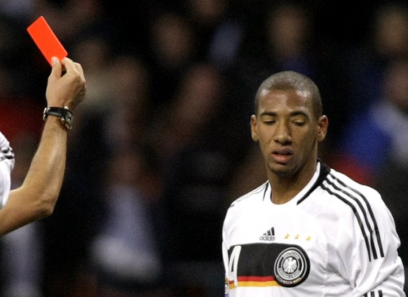 Jerome Boateng hatte 2010 Probleme mit der Sehne im linken Knie. Alles halb so schlimm, doch eine Flight-Attendant verschlimmerte dies noch, als sie mit dem Getränkewagen das lädierte Knie anfuhr.