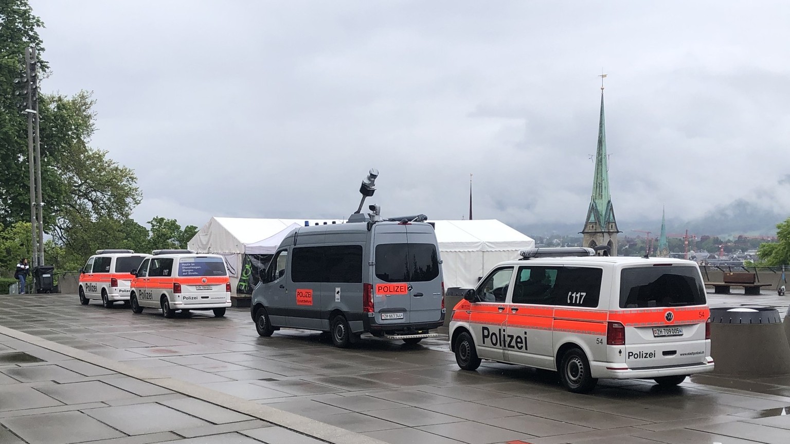 Polizeiautos vor der ETH in Zürich.