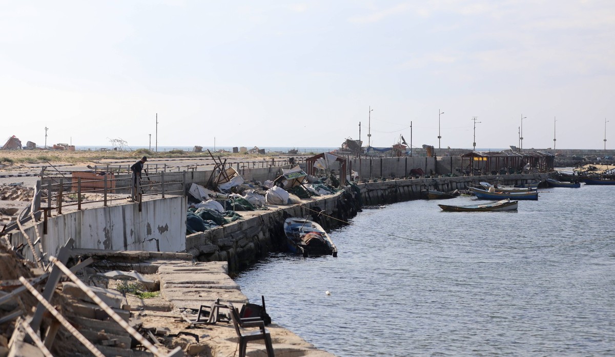240221 -- GAZA, Feb. 21, 2024 -- This photo taken on Feb. 20, 2024 shows a damaged port in Gaza City. The Gaza-based Health Ministry said on Tuesday that the death toll in the Gaza Strip has risen to  ...